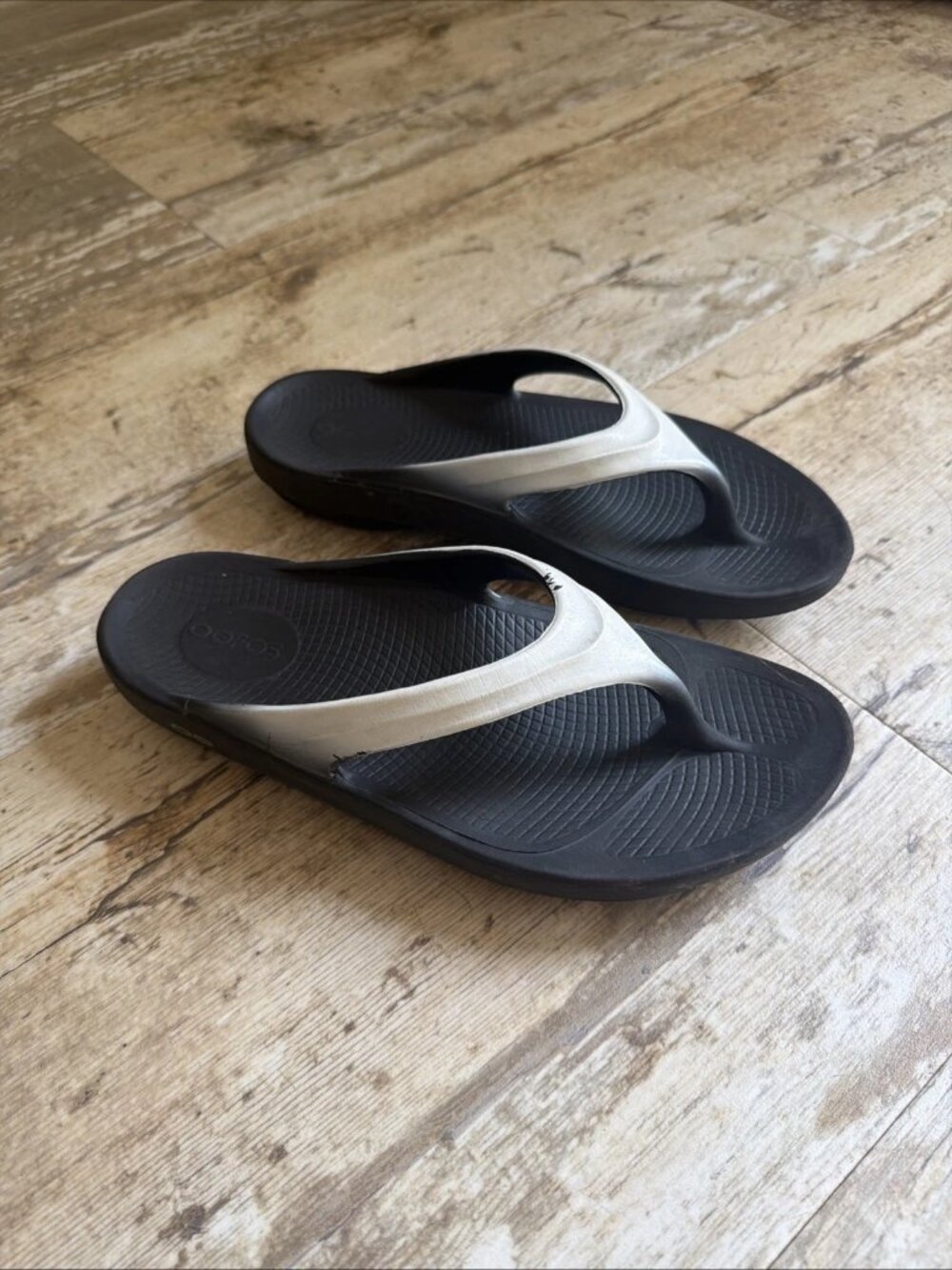 OOFOS Omega Oolala White/Black Luxe Thong Sandal Flip Flops Women’s US10 EU41